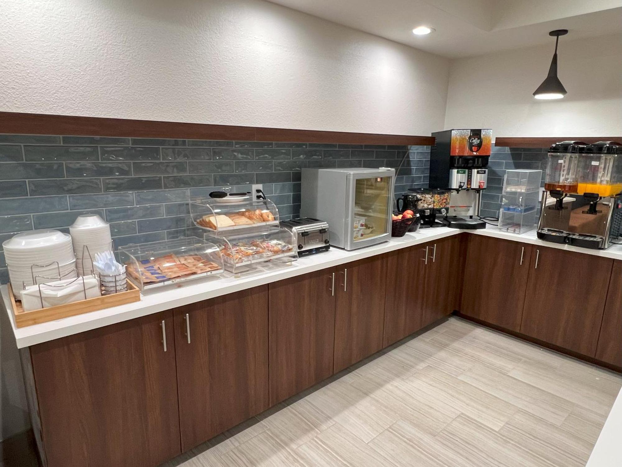 Clarion Pointe Hotel Archdale ภายนอก รูปภาพ