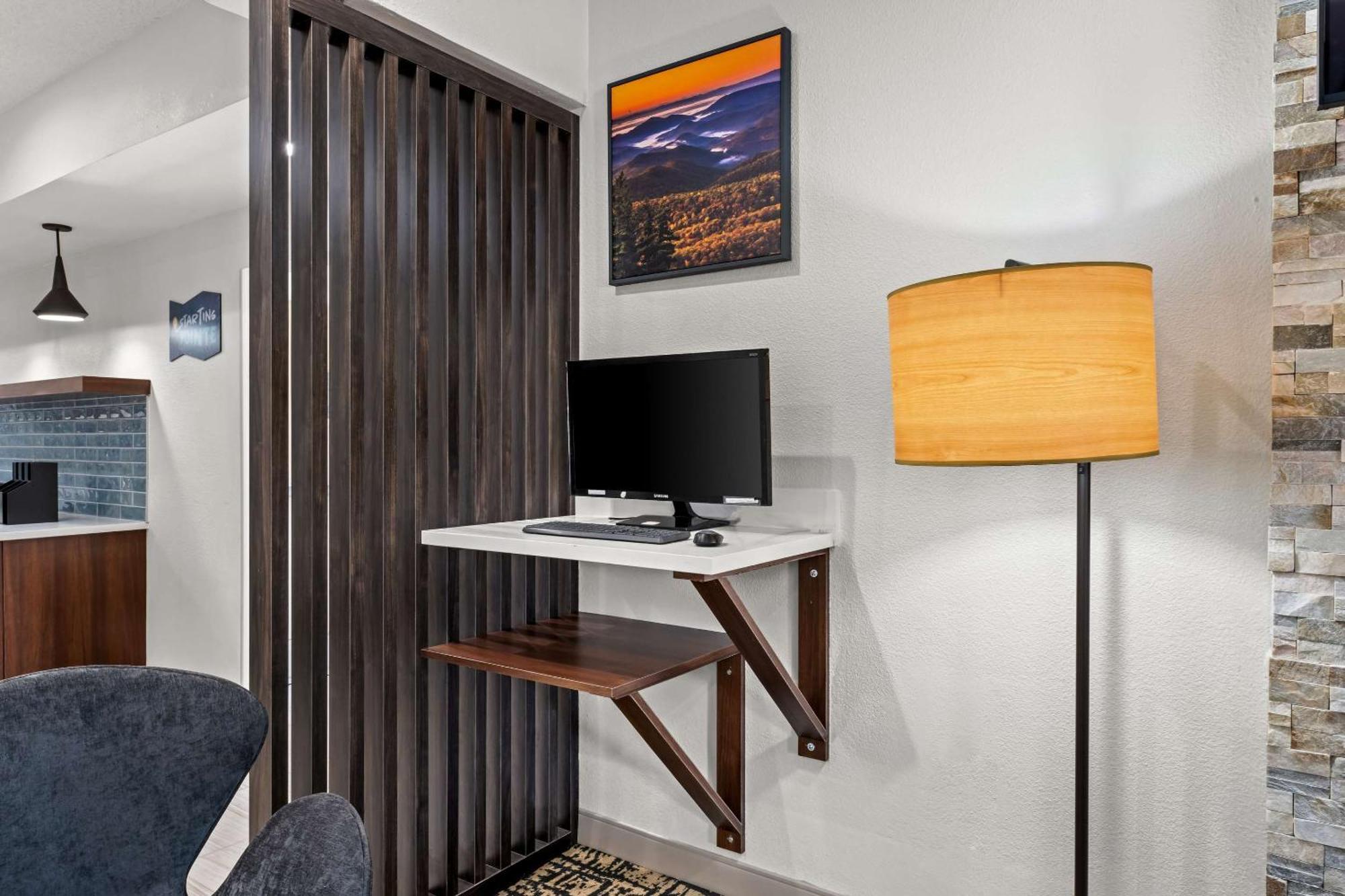 Clarion Pointe Hotel Archdale ภายนอก รูปภาพ