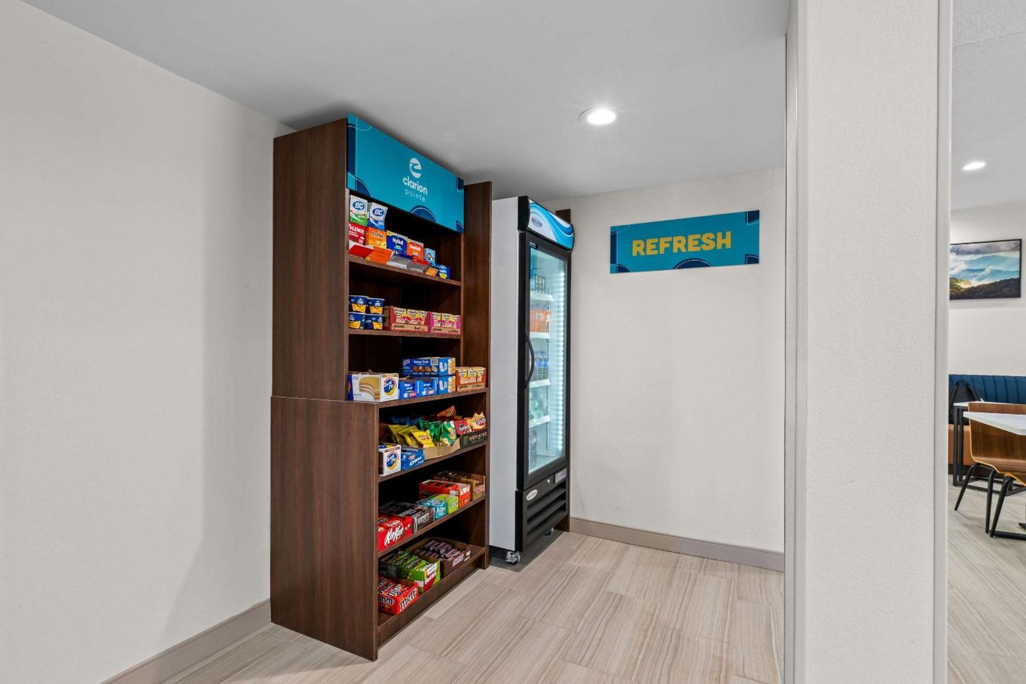Clarion Pointe Hotel Archdale ภายนอก รูปภาพ