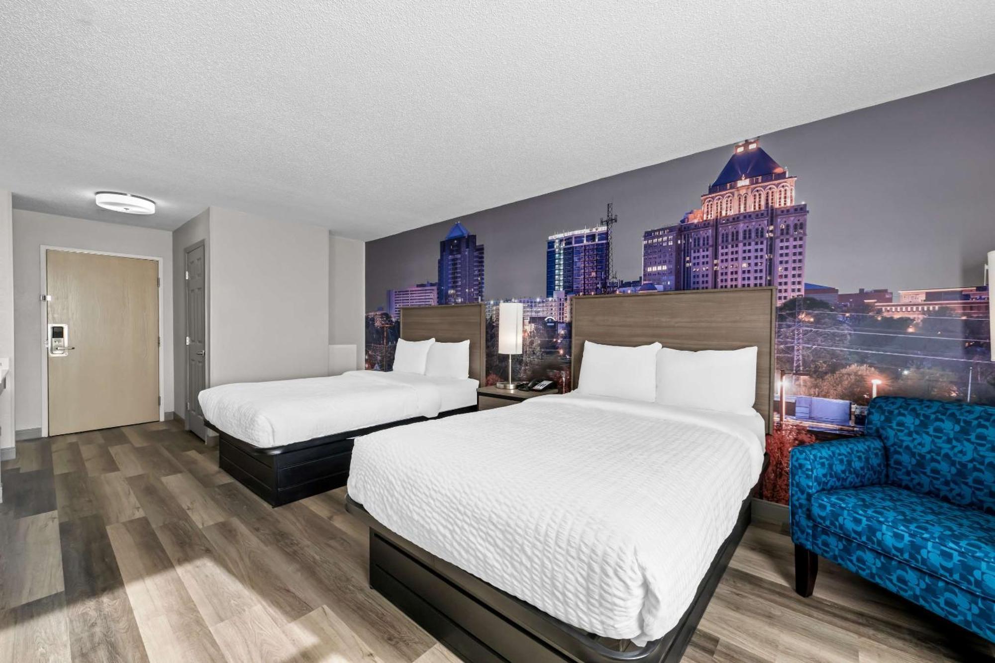 Clarion Pointe Hotel Archdale ภายนอก รูปภาพ