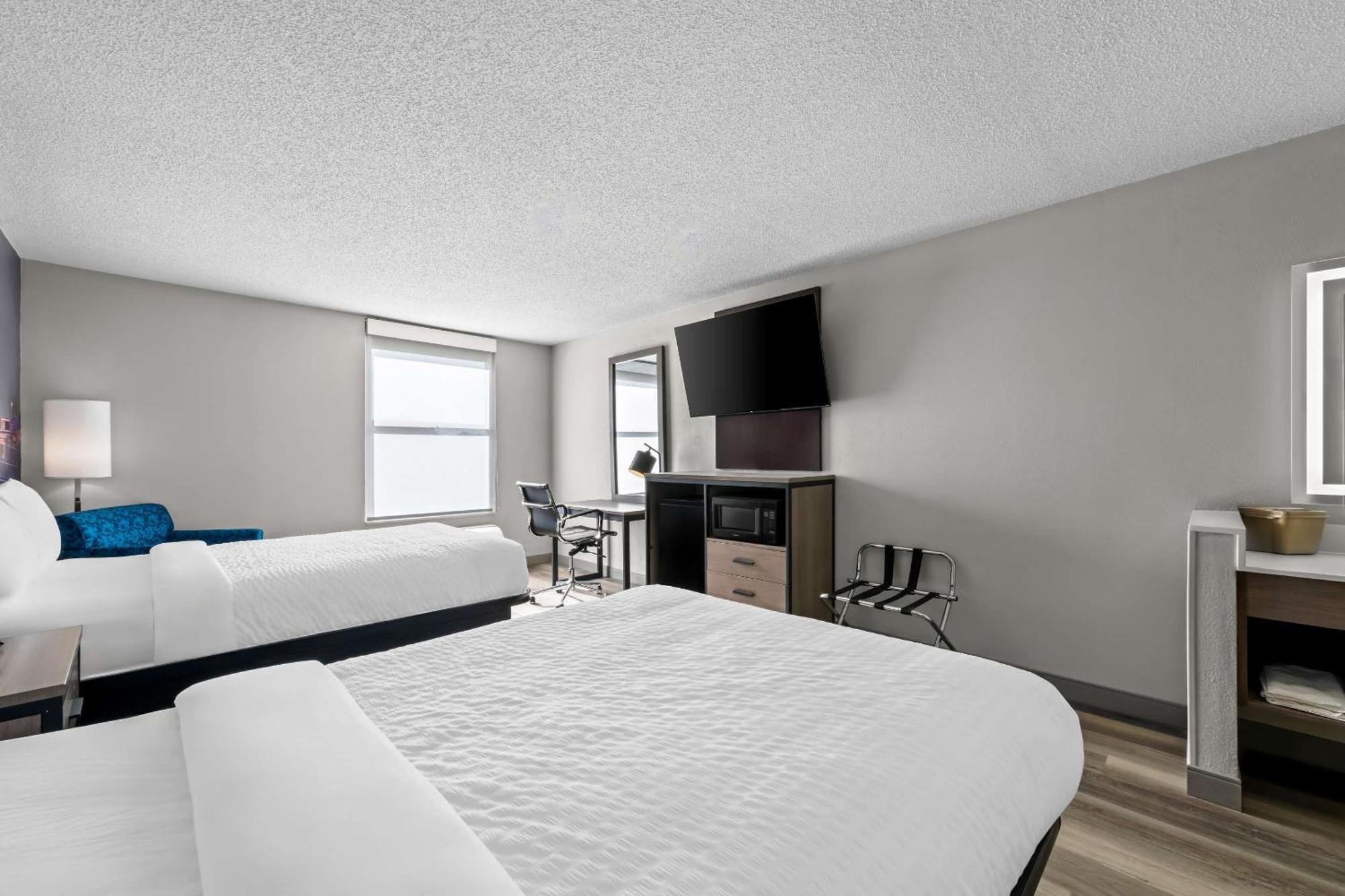 Clarion Pointe Hotel Archdale ภายนอก รูปภาพ