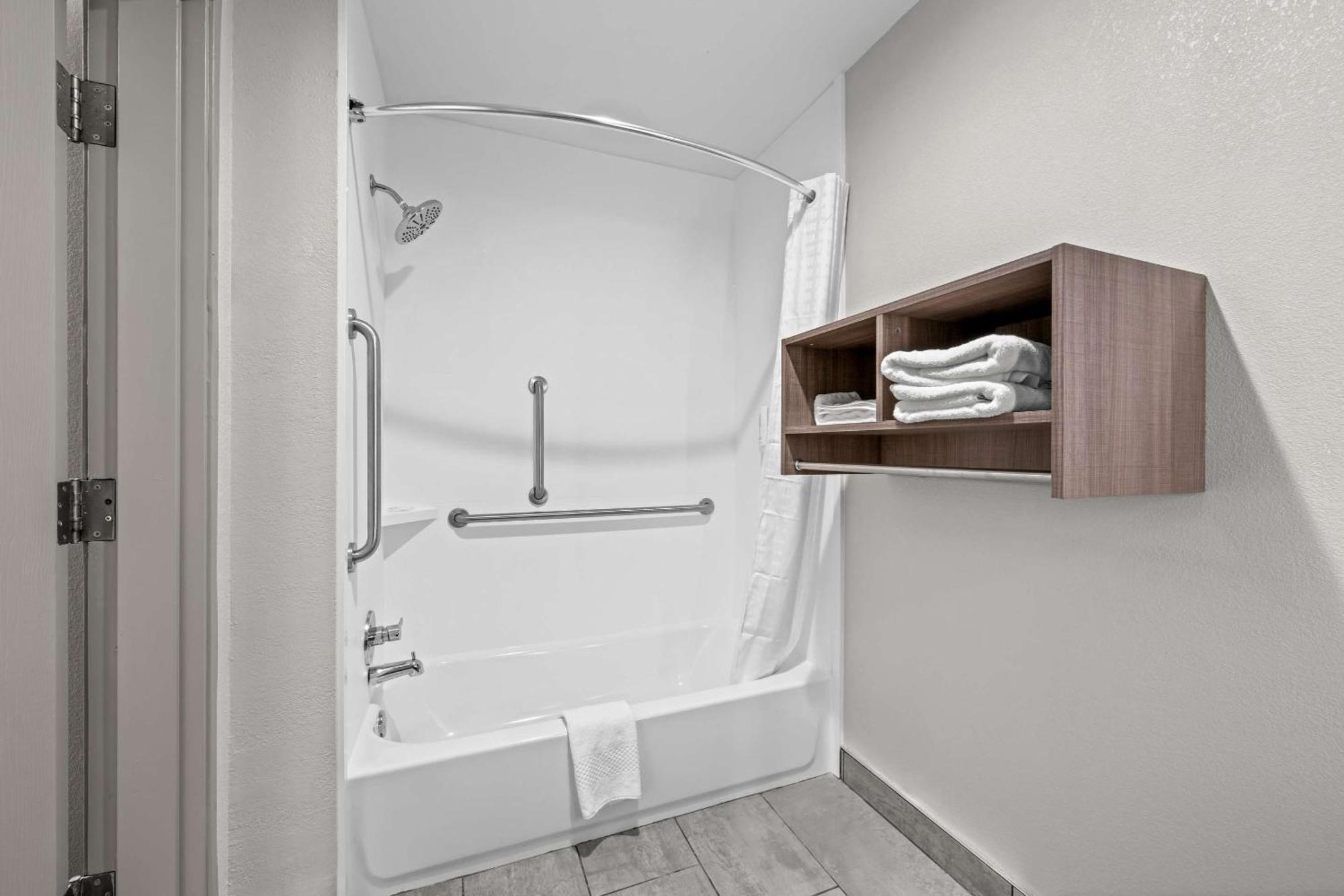 Clarion Pointe Hotel Archdale ภายนอก รูปภาพ