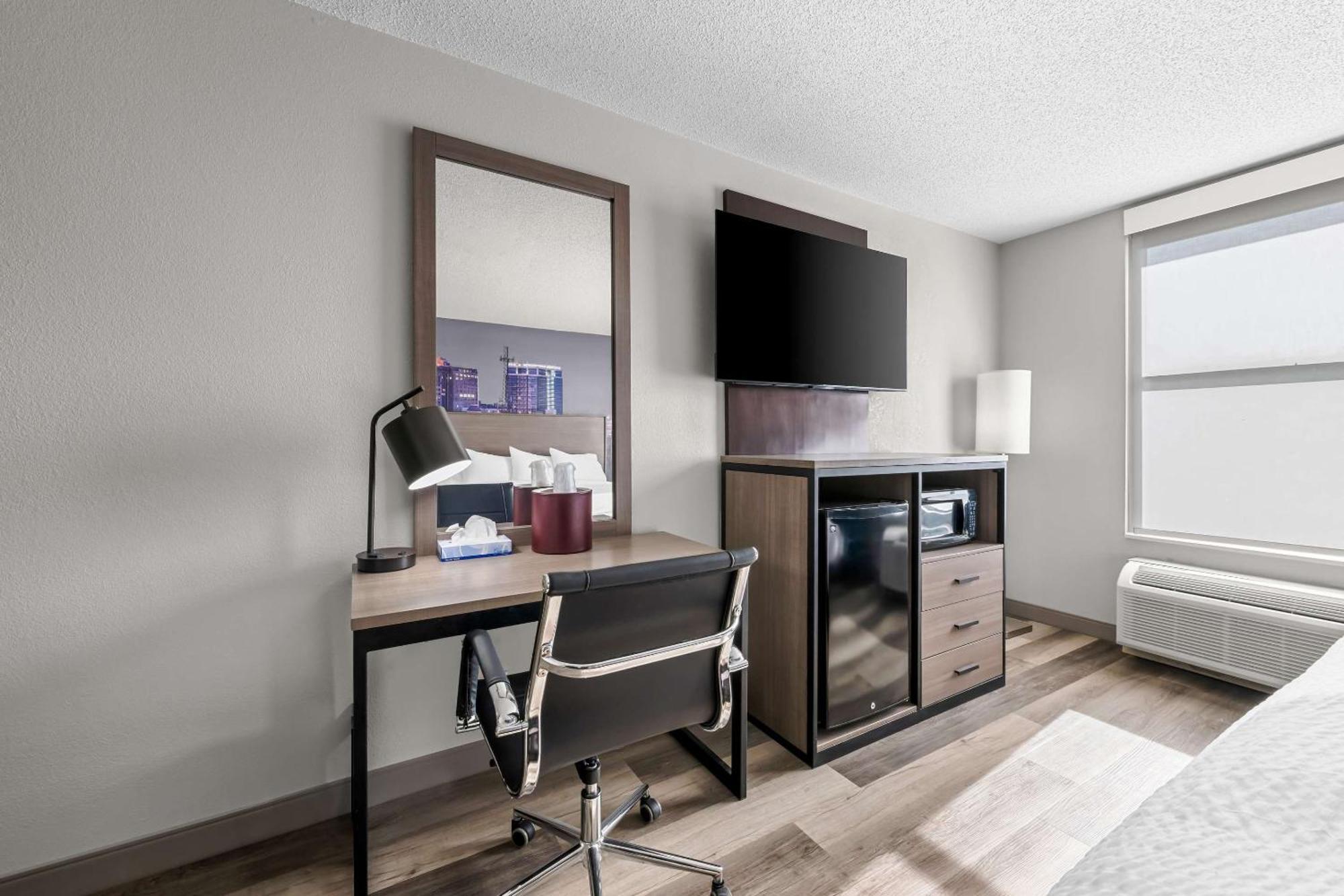 Clarion Pointe Hotel Archdale ภายนอก รูปภาพ